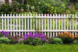 Gartenzaun Aus Kunststoff Ja Oder Nein Lattenzaun Garten Gartenzaun Ideen Gartenzaun