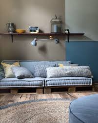 Erste Wohnung Bezogen Aber Kaum Geld Zum Einrichten Wir Verraten Wie Du Mit Wenigen Mitteln Ein Wundervolles Zuh Sofa Aus Paletten Mobel Aus Paletten Wohnen