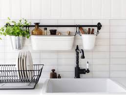 Some of us are blessed with large kitchens and plenty of countertop real estate, and some of… 23 Best Clutter Free Kitchen Countertop Ideas And Designs For 2021