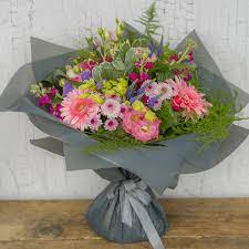 Send warm wishes across ireland with beautiful fresh cut flowers. Flower Delivery Ireland Florist Ireland Flowers Ireland 01 568 5555