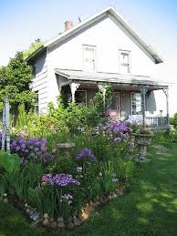 Home Farmhouse Landscaping Farmhouse Garden Cottage Garden Here are 49 examples to inspire you.