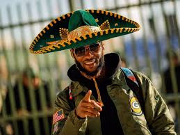 Find the latest in aaron jones merchandise and memorabilia, or check out the rest of our green bay packers gear for the whole family. Aaron Jones Llego Al Partido En Sombrero De Charro