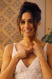 Light grey houndstooth havana suit. Meghan Markle Suits Hochzeit Mit Patrick J Adams Gala De