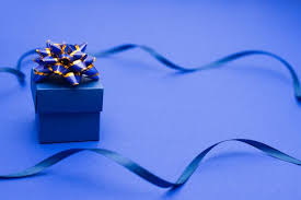 Caja De Regalo Envuelta Con Cinta Azul C Premium Photo Freepik Photo Ribbon Cumpleanos Regalo C En 2020 Velas De Feliz Cumpleanos Caja De Regalo Unas Azules
