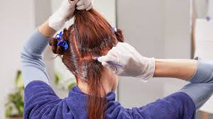 Mewarnai rambut bisa menggunakan warna alam i ataupun buatan. 9 Hal Yang Perlu Diperhatikan Sebelum Mewarnai Rambut Sendiri