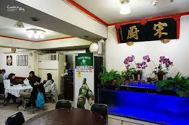 烤鴨必備 甜麵醬 青蔥跟麵皮 青蔥弄成像白糖一樣 也太可愛了吧 麵皮很薄卻相當有嚼劲 麵香味十足 讓人忍不住一片接一片