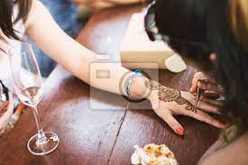 To apply henna correctly, you have to learn to hold the cone first. Indian Henna Tattoo Artist Drawing The Uniqueness Line Art On Fototapete Fototapeten Spirituellen Orientalisch Feier Myloview De