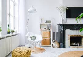 design schommelstoel op jute vloerkleed met gele poef jute poef interieur vloerlamp