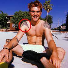 A change in hair color is news enough, but kj also joked about his possible secret ability in the photo's caption, writing, i can change the colour of my hair on demand. while kj is obviously. Kj Apa Age Who He S With Romantically His Natural Hair