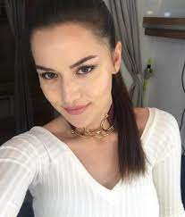 Almanya doğumlu olan güzel oyuncu yaprak dökümü dizisiyle çıkış yakalamış daha sonra kariyerindeki yükselişe hızla devam etmişti. Memurlar Net Fahriye Evcen In Eski Haline Bakin Yok Boyle Degisim