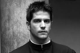 Toeristen in Rome krijgen al 20 jaar niet genoeg van de  sexy-priesterkalender