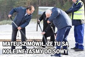 Mem jest powiązany z osobą jarosława kaczyńskiego i katastrofą samolotu rządowego w smoleńsku. Jaroslaw Kaczynski Memy Artykuly Dziennik Baltycki