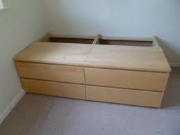 Möchten sie ein schlafzimmer platzsparend einrichten, dann können sie das bett und die kommode zusammensetzen und daraus ein hochbett selber bauen. Bett Aus Malm Kommoden Inside Pinterest Malm Kommode Kallax Bett Bett Kinderzimmer