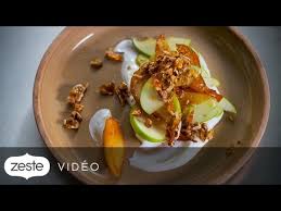 Râper le zeste d'un citron; Faire Une Salade De Pommes Vertes Poires Et Noix Caramelisees Zeste Youtube
