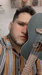 Hoy nos pusimos medio románticos jaja😜, Tocando con mi ukulele de  @flightukelele @flightukulele