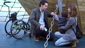 Cuando la mayoría de niños comenzaban a caminar, mis padres se dieron cuenta que mi cabeza se caía hacia el suelo cuando gateaba. Enfermedad Rara Medicamento Caro Espana El Pais