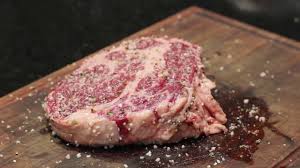 El rib eye or ribeye es el ojo de costilla o chuletón, corta con veteado de grasa, ideal para hacer asado lentamente o para hacer a la parrilla. Receta Rib Eye Wagyu Americano A La Parrilla Recetas A La Parrilla Butcher S Lab Youtube