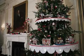 Design your own tote bag to haul your belongings in style! How The Obamas Decorated For Their Final Christmas At The White House