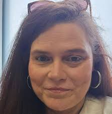 How many women pay all their bills without a man's help? 🤔