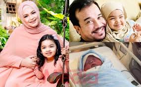 Dato' sri khalid, dato' sri siti nurhaliza, aafiyah dan family beraya di kampung halaman. Siti Nurhaliza Dan Anak Siti Nurhaliza Wikiwand Ibunda Desiree Gandeng Keluarga Besar Tagih Asetnya Ke Hotma Sitompul Melalui Laman Instagram Pribadinya Ctdk Siti Nurhaliza Mengumumkan Kelahiran Anak Ke Dua Mereka