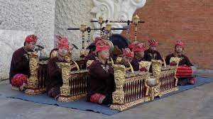 Alat musik tradisional adalah alat musik yang berasal dari getaran alat musik itu sendiri, bukan rekayasa elektronik yang alat musik tradisional pukul pada dasarnya berupa sesuatu yang apabila dipukul berbunyi dan jika alat musik tradisional goyang dimainkan dengan cara digoyangkan. Pengertian Alat Musik Tradisional Fungsi Jenis Dan Teknik Memainkan Ragam Bola Com