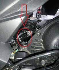 Busi adalah suku cadang motor yang dipasang pada mesin pembakaran dalam dengan ujung elektrode pada ruang bakar. Letak Busi Pada Beat Karbu Tips Melepas Dan Memasang Busi Motor Yang Benar Jadi Sebelum Mengganti Busi Honda Beat Karbu Dan Beat Injeksi Harus Memperhatikan Kode Panas Dan Panjang Ulir
