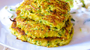 Zucchinipuffer Mit Joghurt Dip In 2020 Zucchini Puffer Zucchinipuffer Rezept Rezepte