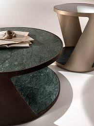 Faite pour des repas informels en famille ou pour des apéritifs dînatoires entre amis. Shadow Set De Tables Basses Luxe Metal Marbre Verre Laurameroni