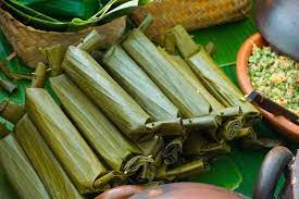 Membuat lontong dengan daun pisang bisa dilakukan dengan beberapa cara. Cara Bikin Lontong Daun Praktis Untuk Teman Makan Sate