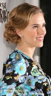 Scarlett Johansson Wearing Her Hair In An Adorable Updo With A Cluster Of Curls Wedding Hairstyles Scarlett Johansson Celebrity Hair Inspiration