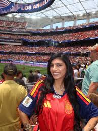 Maior hater da Argentina na Copa, Mia Khalifa comemora lucro de R$ 3,3 milh&otilde;es com vit&oacute;ria da Espanha