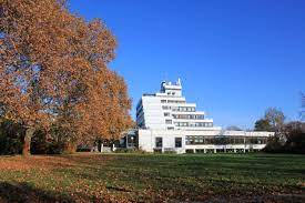 Jesuit, direktor des heinrich pesch hauses in ludwigshafen am rhein, delegat für ignatianische pädagogik, studium in theologie, philosophie und kunstpädagogik, ausgebildeter focusingtherapeut. Heinrich Pesch Hotel Heinrich Pesch Haus Katholische Akademie Rhein Neckar