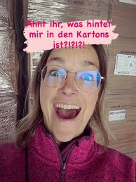 Folgt Elaja auf ihrem Weg zur DRACHENREITERIN! ❤️ Entgegen aller  Konventionen darf die mittellose Elaja eine Ausbildung zur Drachenreiterin  beginnen. Doch ohne eigenen Drachen zur praktischen Prüfung anzutreten, ist  schwierig. Zum Glück