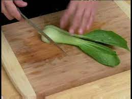 Le petit chou chinois (jusqu'à 25 centimètres) se prête particulièrement à la consommation crue, bien lavée et coupée en julienne. Cooking Tips How To Chop Baby Bok Choy Youtube