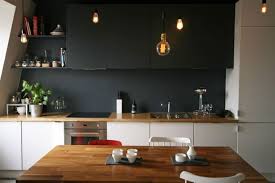 S'adapte à la croissance de l'enfant. Cuisine Blanche Avec Plan De Travail En Bois Et Mur En Couleur Sombre Avec Meuble Haut En Noir Cuisine Blanche Cuisine Blanche Et Bois Cuisine Bois