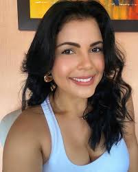 Helen Mirren aos 25 e 70 anos.