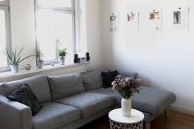 Wohnzimmer In Grau Weiss In 2020 Wohnzimmer Raumlichkeiten Ecksofa Grau