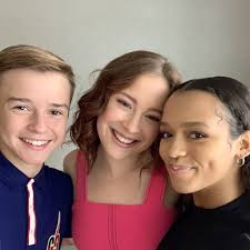 Maxwell Jenkins Mina Sundwall Taylor Russell Nycc Lost In Space 2 In 2020 Lost In Space Lost In Space Cast Taylor Russell Bex chats to mina sundwell about the new netflix show lost in space. pinterest