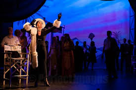 Es hatte mehrere lange internationale läufe sie stellt sich am set von salome vor , steigt langsam ihre große treppe hinunter und sagt. Sunset Boulevard Stage Whispers