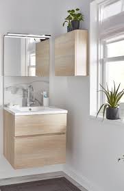 Une Salle De Bains Lumineuse Qui Allie Blanc Et Bois On Ajoute Quelques Plantes Grasses Pour La Touche D Meuble Sous Vasque Meuble Vasque Meuble Vasque 60 Cm