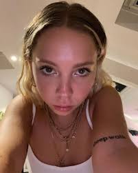 Emma de Caunes et Sinclair : Leur fille Nina a 21 ans, tendre image et  ressemblance saisissante : Le diaporama