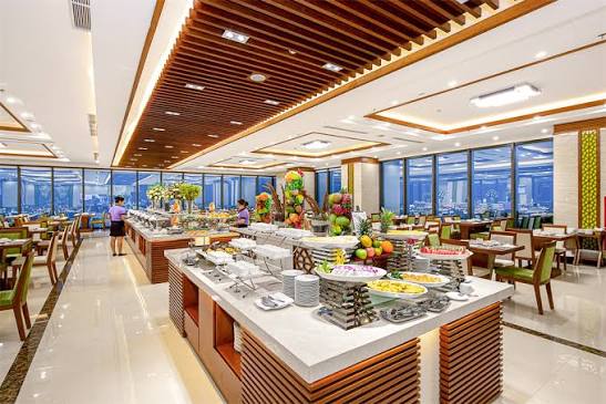 Thưởng thức bữa sáng tại Marina Restaurant với không gian hướng biển Mỹ Khê