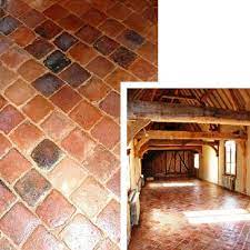 Voutains en briques, tomettes anciennes au sol, charpente d'origine impeccable, étables. Nos Conseils Pour L Entretien De Tomettes Anciennes