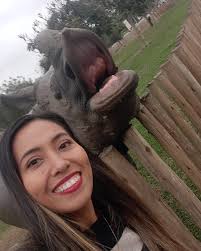 La Rinoceronte "Valentina" tiene cuatro años, pesa una tonelada y media y  está en pleno crecimiento, es divertida, coqueta y prospera. Le pedí un  selfie y mostró su mejor sonrisa. El único