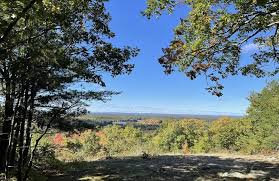 Asnebumskit Hill Loop, Massachusetts