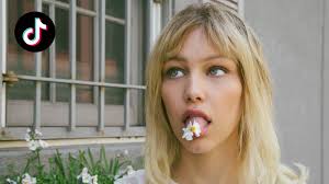 Moving into a different look. Grace Vanderwaal Goes Viral On Tiktok With Surprising New Look Dexerto
