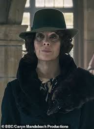 A gangster family epic set in 1919 birmingham, peaky blinders centres on a gang who sew razor blades in the peaks of their caps, and their fierce. Sqs8s9i84i H M