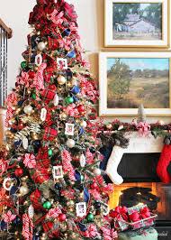Traditional Plaid Christmas Tree Decorations A Holiday Classic Christmas Tree Decorating Themes Christmas Tree Themes Cool Christmas Trees