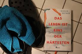 Listen to giulia becker on spotify. Giulia Becker Das Leben Ist Eins Der Hartesten Leseschatz