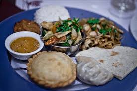 La Cuisine Tibetaine Exemple De Repas Avec Des Momos Frits Et Vapeurs Riz Galette Et Saute De Legumes Cuisine Cuisine Vegetarienne Repas